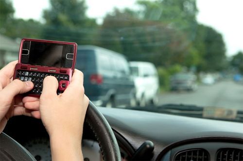 Texting-while-driving-585
