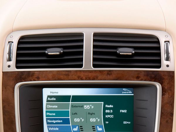 Jaguar_xk_series_xkr_convertible_2009_dashboard_airvents Jaguar_xk_series_xkr_convertible_2009_dashboard_airvents