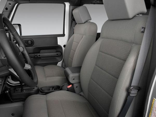 Jeep_wrangler_unlimited_sahara_4x4_2010_interior_frontseat Jeep_wrangler_unlimited_sahara_4x4_2010_interior_frontseat