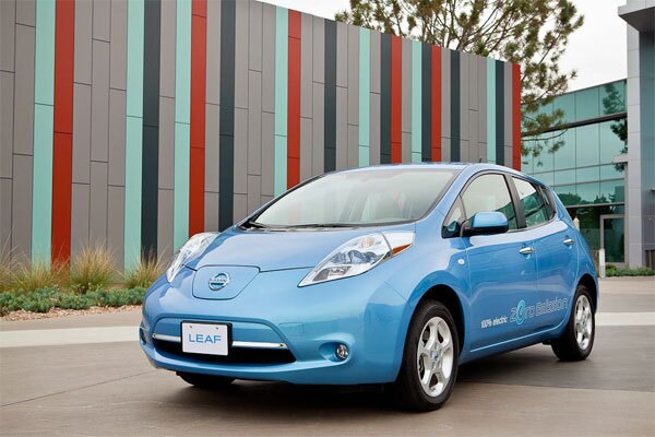 2011_nissan_LEAF_03