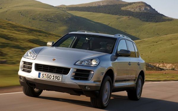 2011-Porsche-Cayenne-S-Hybrid-Front-Side-View
