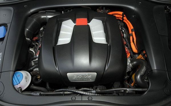 2011-Porsche-Cayenne-S-Hybrid-Engine-View