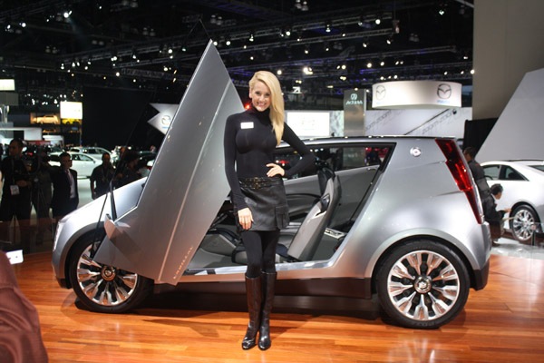 Hot Model in front of Caddi concept