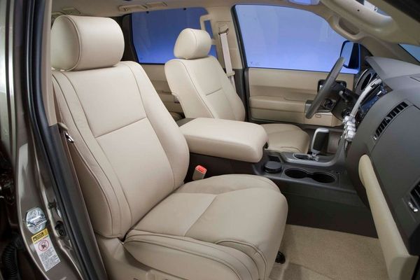 2010-toyota-sequoia _34_