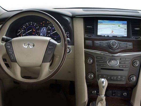 2011-Infiniti-QX56-Dashboard-Interior-Design