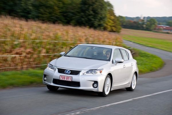 2011-lexus-ct-200h-57