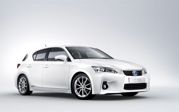 2011-lexus-ct-200h-1