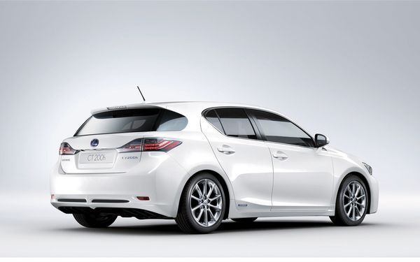 2011-lexus-ct-200h-6