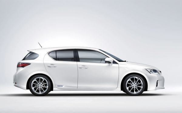 2011-lexus-ct-200h-3