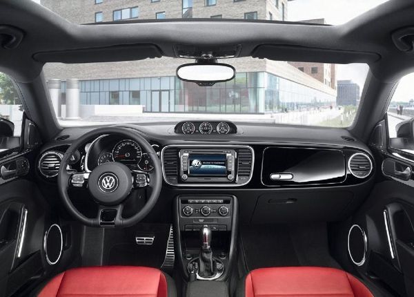 2012-Volkswagen-Beetle-Interior-Detail-View