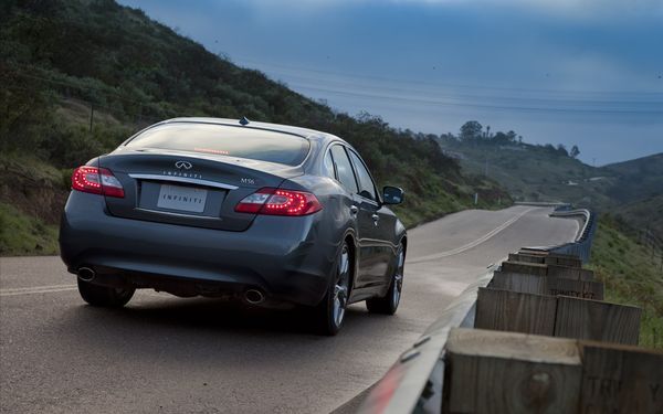 Infiniti-M-2012-widescreen-04