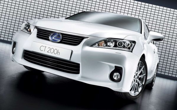 2011-lexus-ct-200h-13