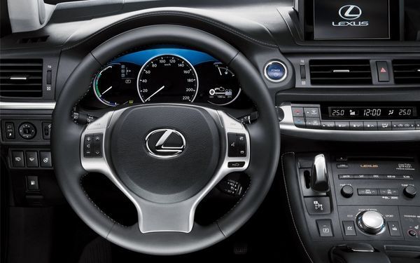 2011-lexus-ct-200h-11