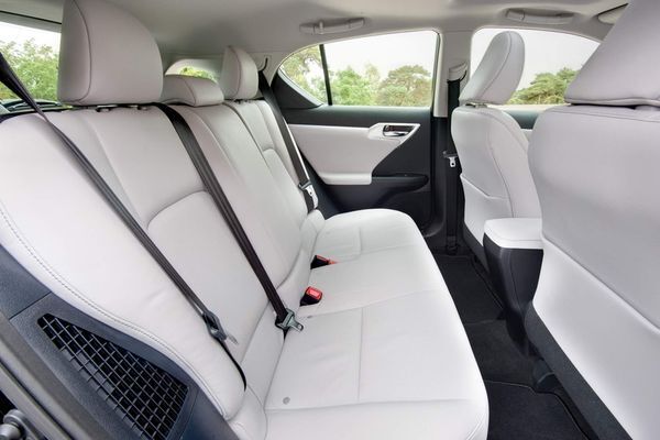2011-lexus-ct-200h-72