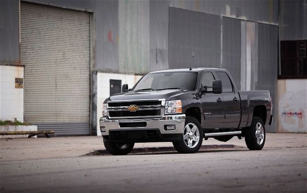 2011-chevrolet-silverado-2500HD-front-three-quarters