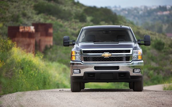 2011-chevrolet-silverado-2500hd-front-end