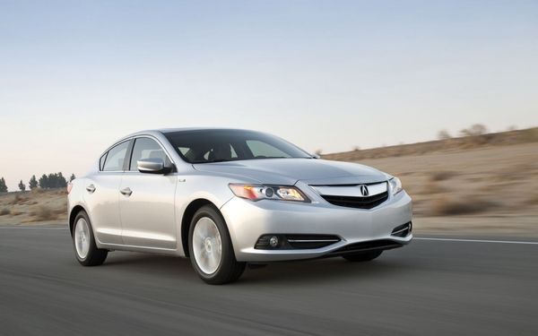 2013-Acura-ILX-Hybrid-front-three-quarter1-1024x640