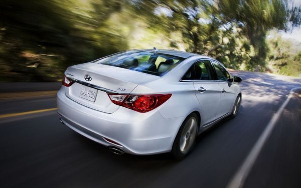 2012-Hyundai-Sonata-2.0T-rear-three-quarter-1024x640
