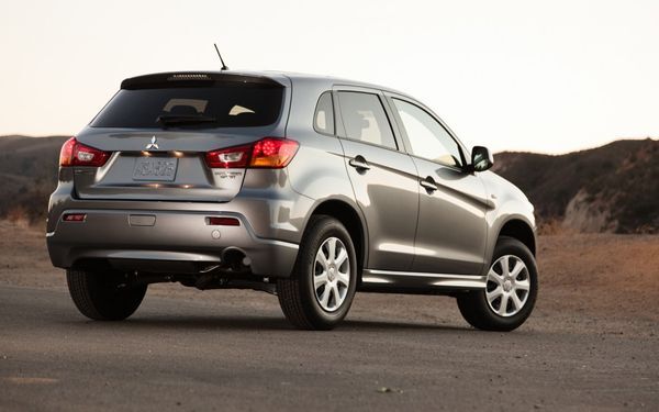 2012-Mitsubishi-Outlander-Sport-ES-rear-side-view-1024x640