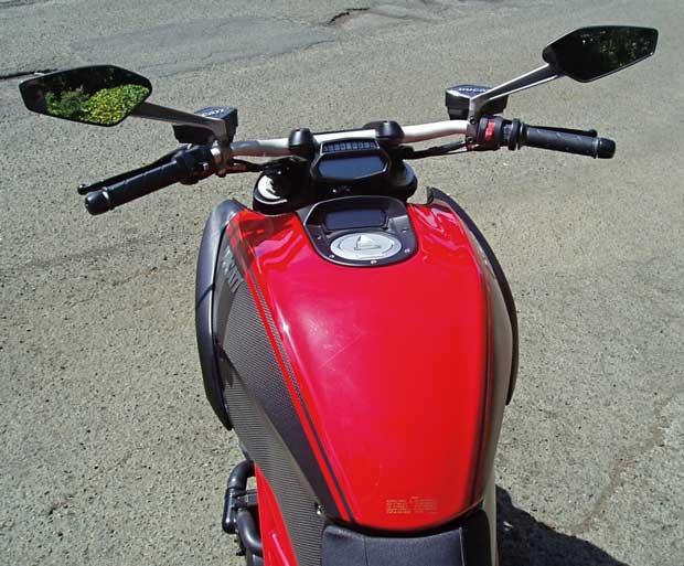 2012-Ducati-Diavel-Cntrls