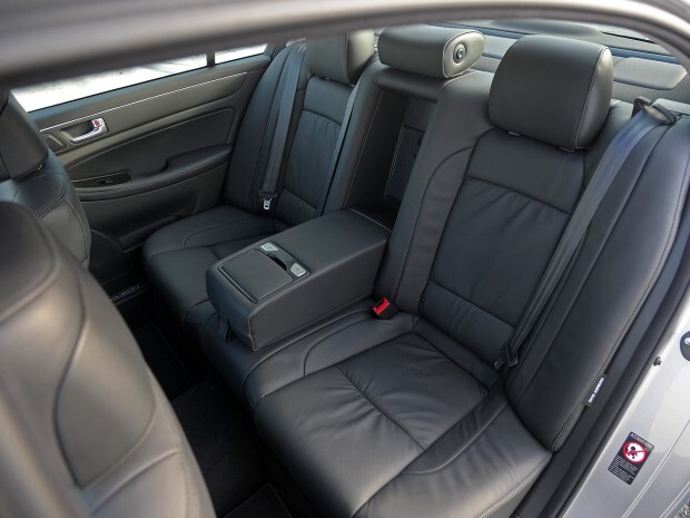 2013-Hyundai-Genesis-Sedan-3.8-4dr-Rear-wheel-Drive-Sedan-Interior-2
