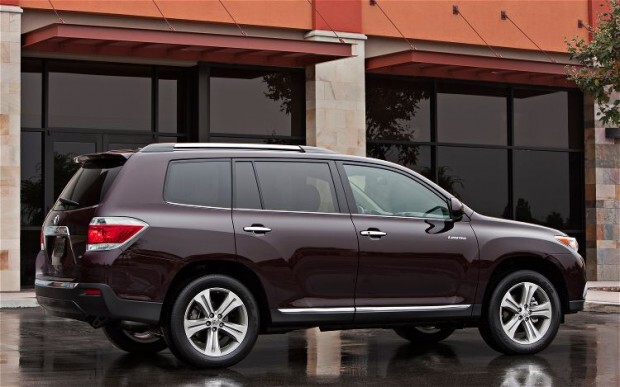 2013-Toyota-Highlander-rear