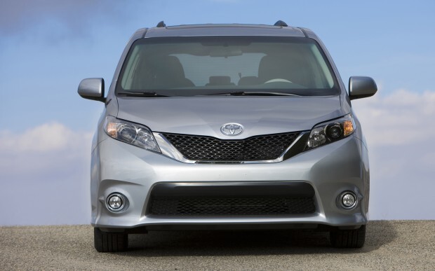 2013-Toyota-Sienna-SE-front