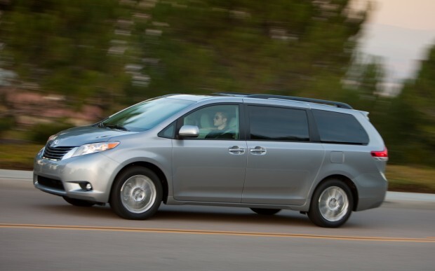 2013-Toyota-Sienna-XLE-front-view