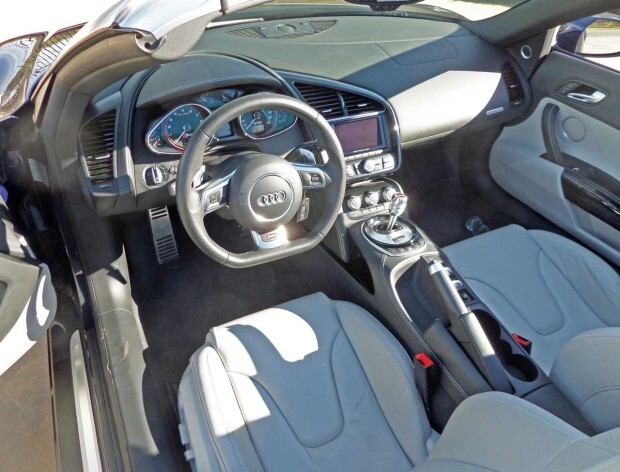 Audi-R8-V10-Spyder-Int