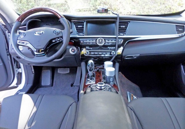 2015-Kia-K900-Dash