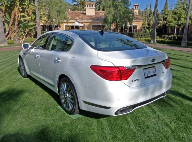2015-Kia-K900-LSRear