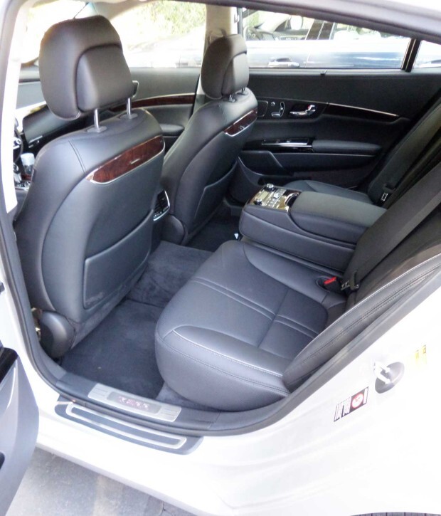 2015-Kia-K900-RRInterior
