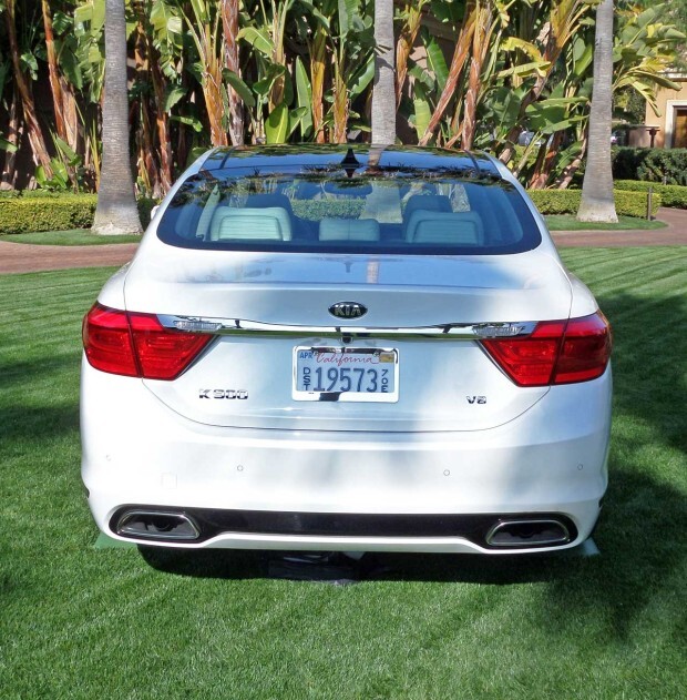 2015-Kia-K900-Rear