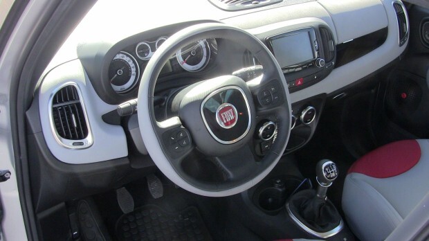 2014_fiat_500L_steering_wheel