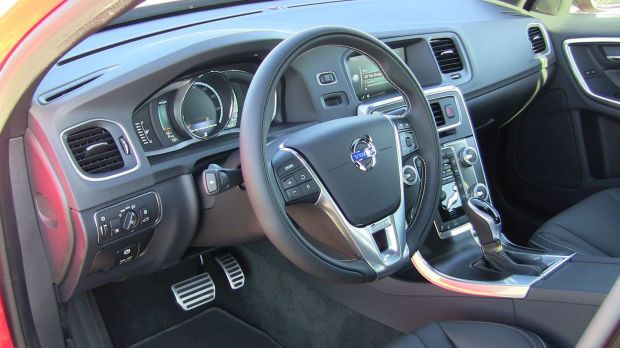 2015_volvo_v60_t6_awd_dash_interior_steering