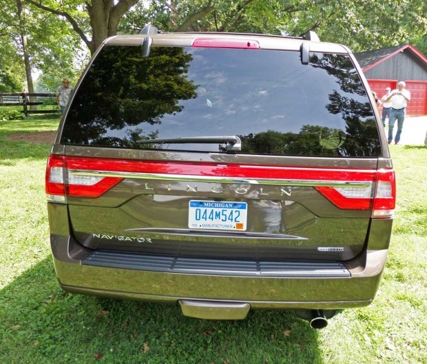 Lincoln-Navigator-Tail