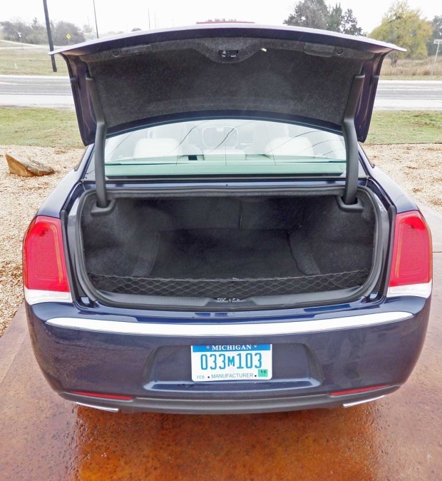 Chrysler-300-Trnk