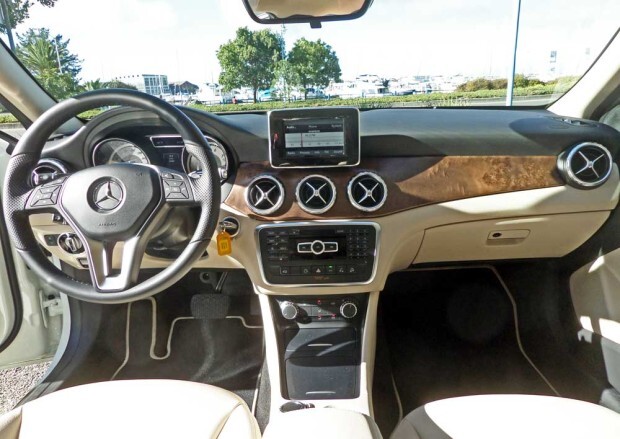 MBZ-GLA250-4MATIC-Dsh