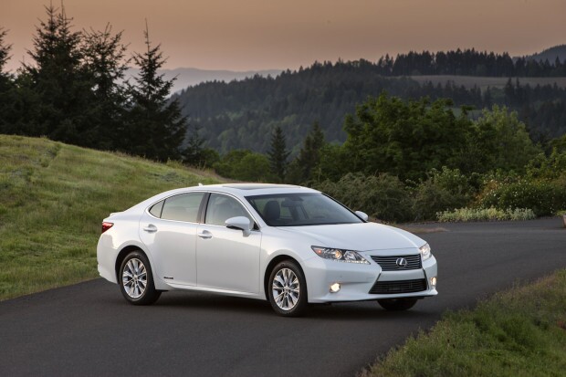 The 2015 Lexus ES 300h has excellent fuel economy, luxury, lively performance and lots of electronic "connectivity."