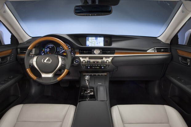 2013_Lexus_ES_300h_018_1