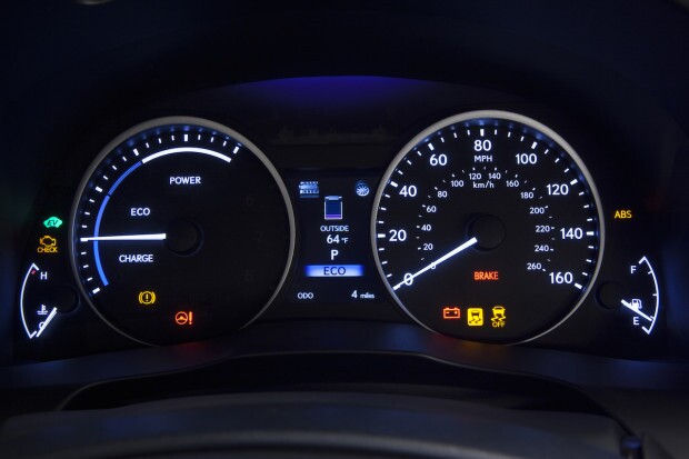 2013_Lexus_ES_300h_022_1