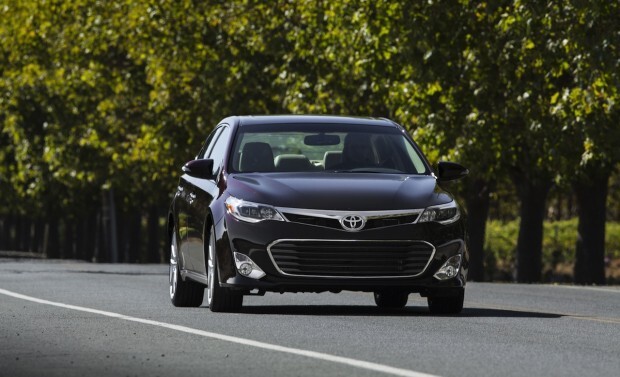 Toyota-Avalon-XLE-driving
