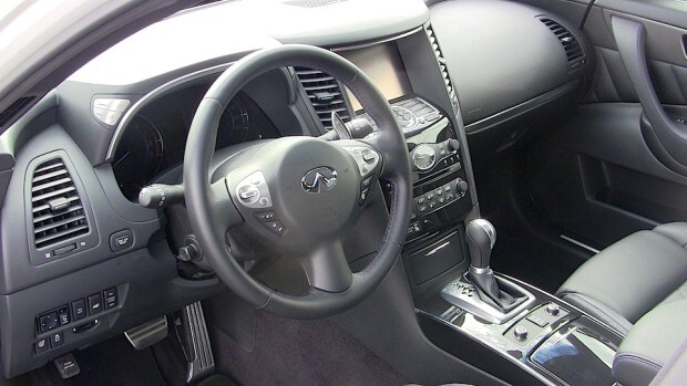 2015-infiniti-qx70-interior