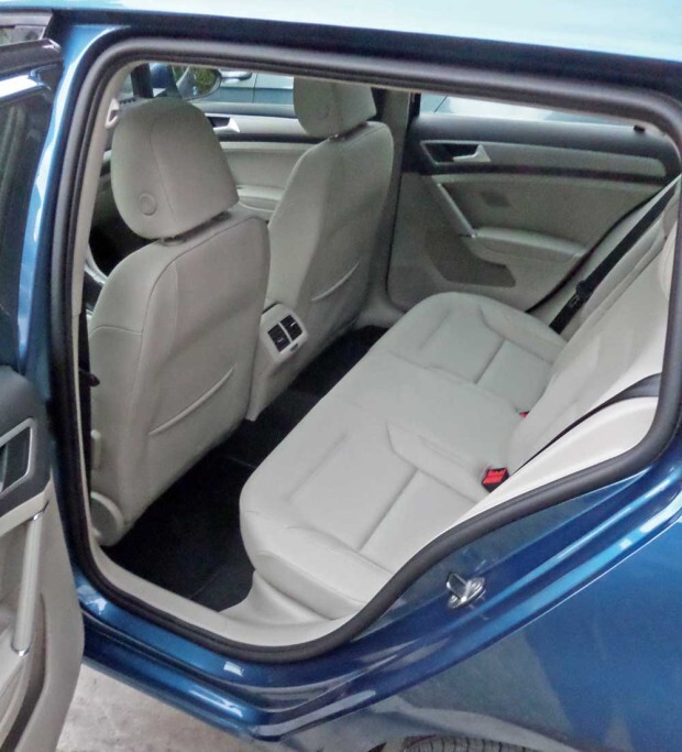 VW-Golf-SportWagen-RInt
