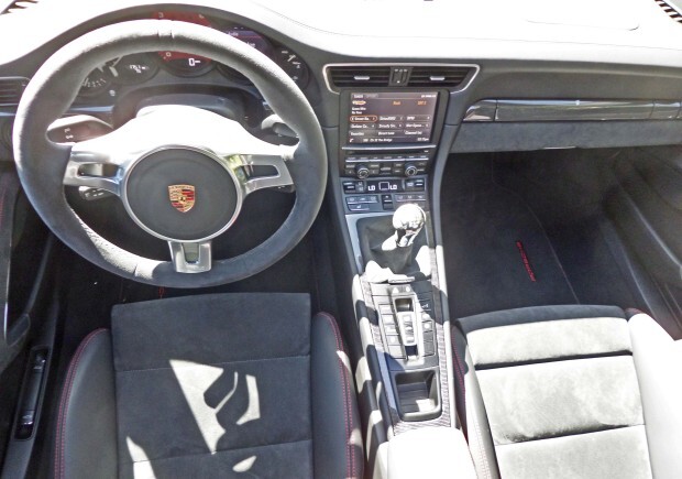 Porsche 911 Carrera GTS Dsh