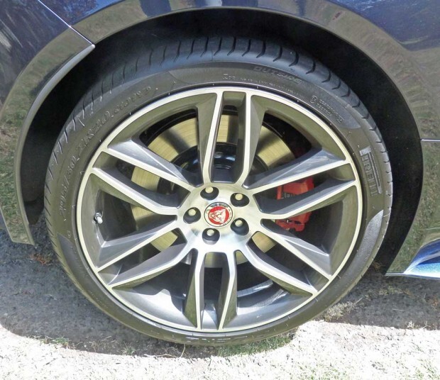 Jaguar F-Type R 20-inch V-spoke alloy wheels and Perilli P Zero tires