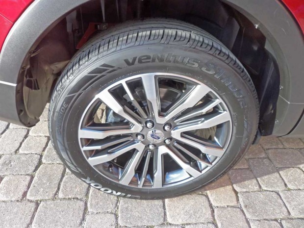 2016 Ford Explorer Platinum 20-inch v-spoke wheels