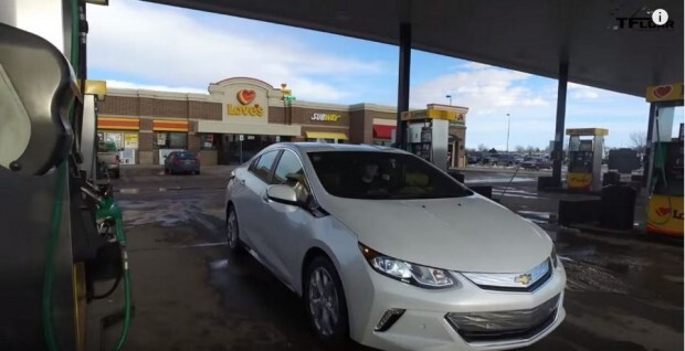 2016_chevrolet_volt_gaspump