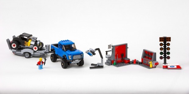 LEGO Raptor Set