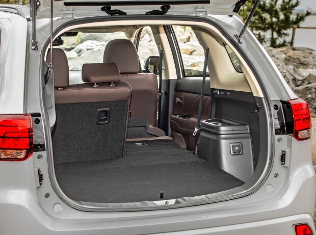2017 Mitsubishi Outlander PHEV trunk space